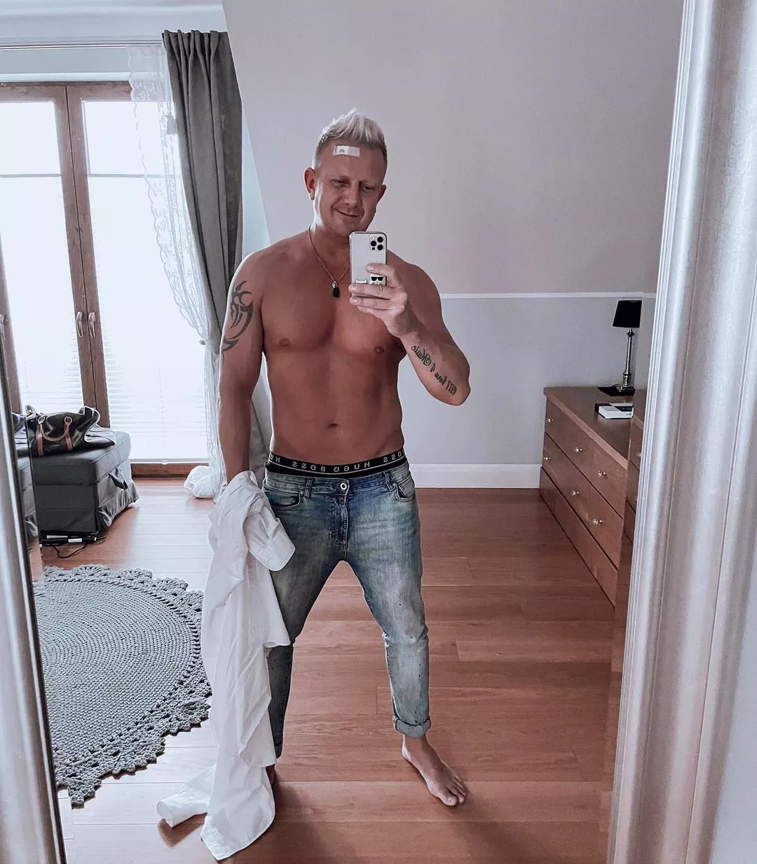 Popularny gwiazdor disco polo odsłonił umięśnioną klatę! Zdjęcie wokalisty podbija internet! Co za ciało! 